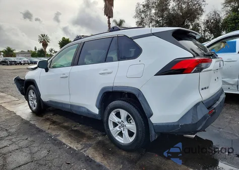 2019 Toyota Rav4 Xle z USA, uszkodzony, nr VIN JTMW1RFV1KD516412